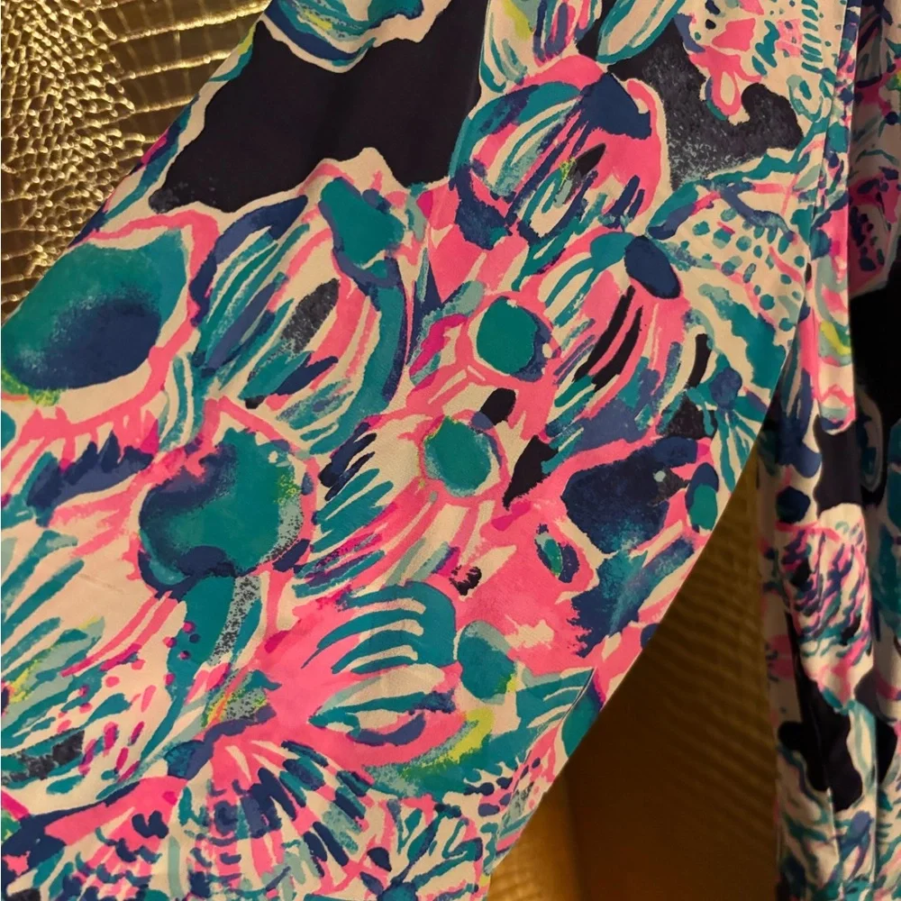 Lilly Pulitzer Elsa Silk Blouse Beautiful Pattern of Pinks and Blues - Picture 4 of 10